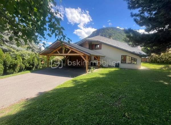 Amoureux des lieux atypiques, cette maison est faite pour vous.
Découvrez cette maison d’architecte de 191 m² habitables, offrant 7 pièces aux volumes généreux et aux espaces de vie chaleureux et lumineux, 
le tout implanté sur un terrain de 1 523 m². 
Elle se situe dans un secteur recherché, à proximité des commerces et des stations de ski de la Maurienne.
Exposée plein sud, cette propriété rénovée en 2020 bénéficie d’une belle luminosité naturelle et d’une architecture intérieure originale, 
idéale pour les amateurs de biens authentiques et de caractère.
Édifiée sur deux niveaux, elle séduit dès l’entrée par son vaste hall baigné de lumière, grâce à ses grandes baies vitrées.

Au rez-de-chaussée, vous découvrirez une cuisine entièrement équipée ouverte sur le séjour, avec accès direct à la terrasse extérieure. 
Une magnifique cheminée traversante double foyer vient harmonieusement séparer le séjour du salon, apportant charme et convivialité à l’ensemble.
Le séjour, sublimé par un parquet en bois massif, renforce le caractère chaleureux et raffiné de la maison.
Ce niveau comprend également deux chambres, dont une suite parentale avec salle d’eau privative et accès à une véranda équipée d’une cuisine, 
permettant si besoin de créer un espace indépendant.
Un coin buanderie ainsi qu’un WC séparé viennent compléter ce niveau.
Les belles hauteurs sous plafond et les nombreuses ouvertures accentuent la sensation d’espace et l’atmosphère conviviale de cette propriété unique.

Un élégant escalier mène à l’étage, où vous découvrirez trois chambres confortables, de 13 à 25 m², chacune sublimée par de magnifiques poutres apparentes, 
apportant charme et authenticité.
Vous y trouverez également une salle de bains familiale avec toilettes, ainsi qu’une superbe mezzanine de 25 m², 
habillée d’un parquet massif et aménagée en second salon, surplombant la pièce de vie du rez-de-chaussée et offrant une remarquable sensation d’espace et de volume.

Les extérieurs, soigneusement aménagés, offrent un véritable espace de détente et de convivialité. 
Vous profiterez d’une grande terrasse, d’une piscine au sel chauffée par pompe à chaleur, parfaitement intégrée avec sa terrasse en composite, 
d’un jacuzzi, ainsi que d’un chalet de jardin. 
Le terrain, entièrement clos et paysager, apporte calme et intimité à l’ensemble de la propriété.

Côté dépendances, ce bien dispose également d’un double garage, de deux caves ainsi que d’un carport pouvant accueillir jusqu’à trois véhicules.
Enfin, la maison est équipée de panneaux photovoltaïques, permettant de couvrir une grande partie de la consommation électrique du logement.