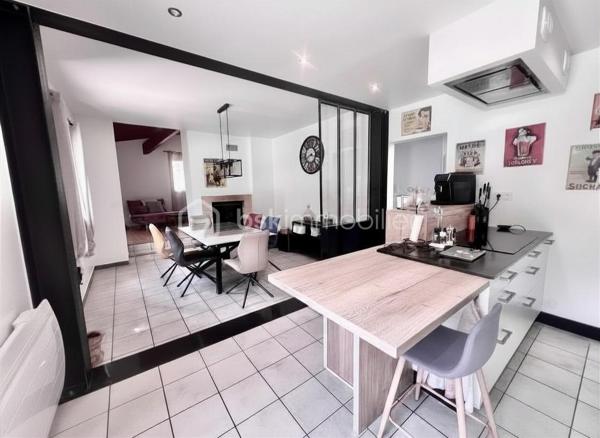 Amoureux des lieux atypiques, cette maison est faite pour vous.
Découvrez cette maison d’architecte de 191 m² habitables, offrant 7 pièces aux volumes généreux et aux espaces de vie chaleureux et lumineux, 
le tout implanté sur un terrain de 1 523 m². 
Elle se situe dans un secteur recherché, à proximité des commerces et des stations de ski de la Maurienne.
Exposée plein sud, cette propriété rénovée en 2020 bénéficie d’une belle luminosité naturelle et d’une architecture intérieure originale, 
idéale pour les amateurs de biens authentiques et de caractère.
Édifiée sur deux niveaux, elle séduit dès l’entrée par son vaste hall baigné de lumière, grâce à ses grandes baies vitrées.

Au rez-de-chaussée, vous découvrirez une cuisine entièrement équipée ouverte sur le séjour, avec accès direct à la terrasse extérieure. 
Une magnifique cheminée traversante double foyer vient harmonieusement séparer le séjour du salon, apportant charme et convivialité à l’ensemble.
Le séjour, sublimé par un parquet en bois massif, renforce le caractère chaleureux et raffiné de la maison.
Ce niveau comprend également deux chambres, dont une suite parentale avec salle d’eau privative et accès à une véranda équipée d’une cuisine, 
permettant si besoin de créer un espace indépendant.
Un coin buanderie ainsi qu’un WC séparé viennent compléter ce niveau.
Les belles hauteurs sous plafond et les nombreuses ouvertures accentuent la sensation d’espace et l’atmosphère conviviale de cette propriété unique.

Un élégant escalier mène à l’étage, où vous découvrirez trois chambres confortables, de 13 à 25 m², chacune sublimée par de magnifiques poutres apparentes, 
apportant charme et authenticité.
Vous y trouverez également une salle de bains familiale avec toilettes, ainsi qu’une superbe mezzanine de 25 m², 
habillée d’un parquet massif et aménagée en second salon, surplombant la pièce de vie du rez-de-chaussée et offrant une remarquable sensation d’espace et de volume.

Les extérieurs, soigneusement aménagés, offrent un véritable espace de détente et de convivialité. 
Vous profiterez d’une grande terrasse, d’une piscine au sel chauffée par pompe à chaleur, parfaitement intégrée avec sa terrasse en composite, 
d’un jacuzzi, ainsi que d’un chalet de jardin. 
Le terrain, entièrement clos et paysager, apporte calme et intimité à l’ensemble de la propriété.

Côté dépendances, ce bien dispose également d’un double garage, de deux caves ainsi que d’un carport pouvant accueillir jusqu’à trois véhicules.
Enfin, la maison est équipée de panneaux photovoltaïques, permettant de couvrir une grande partie de la consommation électrique du logement.