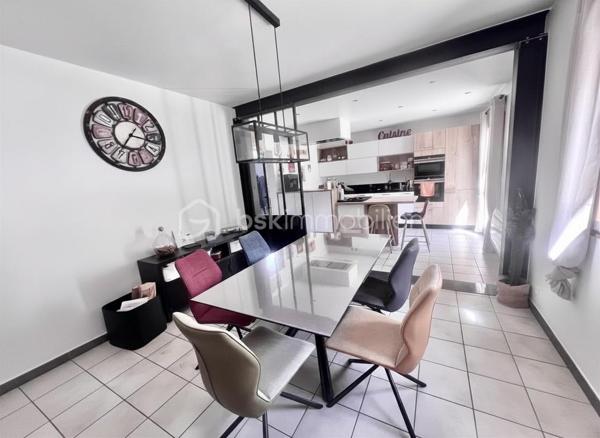Amoureux des lieux atypiques, cette maison est faite pour vous.
Découvrez cette maison d’architecte de 191 m² habitables, offrant 7 pièces aux volumes généreux et aux espaces de vie chaleureux et lumineux, 
le tout implanté sur un terrain de 1 523 m². 
Elle se situe dans un secteur recherché, à proximité des commerces et des stations de ski de la Maurienne.
Exposée plein sud, cette propriété rénovée en 2020 bénéficie d’une belle luminosité naturelle et d’une architecture intérieure originale, 
idéale pour les amateurs de biens authentiques et de caractère.
Édifiée sur deux niveaux, elle séduit dès l’entrée par son vaste hall baigné de lumière, grâce à ses grandes baies vitrées.

Au rez-de-chaussée, vous découvrirez une cuisine entièrement équipée ouverte sur le séjour, avec accès direct à la terrasse extérieure. 
Une magnifique cheminée traversante double foyer vient harmonieusement séparer le séjour du salon, apportant charme et convivialité à l’ensemble.
Le séjour, sublimé par un parquet en bois massif, renforce le caractère chaleureux et raffiné de la maison.
Ce niveau comprend également deux chambres, dont une suite parentale avec salle d’eau privative et accès à une véranda équipée d’une cuisine, 
permettant si besoin de créer un espace indépendant.
Un coin buanderie ainsi qu’un WC séparé viennent compléter ce niveau.
Les belles hauteurs sous plafond et les nombreuses ouvertures accentuent la sensation d’espace et l’atmosphère conviviale de cette propriété unique.

Un élégant escalier mène à l’étage, où vous découvrirez trois chambres confortables, de 13 à 25 m², chacune sublimée par de magnifiques poutres apparentes, 
apportant charme et authenticité.
Vous y trouverez également une salle de bains familiale avec toilettes, ainsi qu’une superbe mezzanine de 25 m², 
habillée d’un parquet massif et aménagée en second salon, surplombant la pièce de vie du rez-de-chaussée et offrant une remarquable sensation d’espace et de volume.

Les extérieurs, soigneusement aménagés, offrent un véritable espace de détente et de convivialité. 
Vous profiterez d’une grande terrasse, d’une piscine au sel chauffée par pompe à chaleur, parfaitement intégrée avec sa terrasse en composite, 
d’un jacuzzi, ainsi que d’un chalet de jardin. 
Le terrain, entièrement clos et paysager, apporte calme et intimité à l’ensemble de la propriété.

Côté dépendances, ce bien dispose également d’un double garage, de deux caves ainsi que d’un carport pouvant accueillir jusqu’à trois véhicules.
Enfin, la maison est équipée de panneaux photovoltaïques, permettant de couvrir une grande partie de la consommation électrique du logement.
