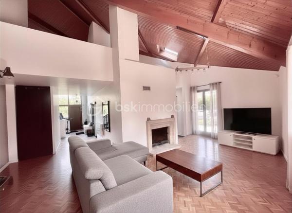 Amoureux des lieux atypiques, cette maison est faite pour vous.
Découvrez cette maison d’architecte de 191 m² habitables, offrant 7 pièces aux volumes généreux et aux espaces de vie chaleureux et lumineux, 
le tout implanté sur un terrain de 1 523 m². 
Elle se situe dans un secteur recherché, à proximité des commerces et des stations de ski de la Maurienne.
Exposée plein sud, cette propriété rénovée en 2020 bénéficie d’une belle luminosité naturelle et d’une architecture intérieure originale, 
idéale pour les amateurs de biens authentiques et de caractère.
Édifiée sur deux niveaux, elle séduit dès l’entrée par son vaste hall baigné de lumière, grâce à ses grandes baies vitrées.

Au rez-de-chaussée, vous découvrirez une cuisine entièrement équipée ouverte sur le séjour, avec accès direct à la terrasse extérieure. 
Une magnifique cheminée traversante double foyer vient harmonieusement séparer le séjour du salon, apportant charme et convivialité à l’ensemble.
Le séjour, sublimé par un parquet en bois massif, renforce le caractère chaleureux et raffiné de la maison.
Ce niveau comprend également deux chambres, dont une suite parentale avec salle d’eau privative et accès à une véranda équipée d’une cuisine, 
permettant si besoin de créer un espace indépendant.
Un coin buanderie ainsi qu’un WC séparé viennent compléter ce niveau.
Les belles hauteurs sous plafond et les nombreuses ouvertures accentuent la sensation d’espace et l’atmosphère conviviale de cette propriété unique.

Un élégant escalier mène à l’étage, où vous découvrirez trois chambres confortables, de 13 à 25 m², chacune sublimée par de magnifiques poutres apparentes, 
apportant charme et authenticité.
Vous y trouverez également une salle de bains familiale avec toilettes, ainsi qu’une superbe mezzanine de 25 m², 
habillée d’un parquet massif et aménagée en second salon, surplombant la pièce de vie du rez-de-chaussée et offrant une remarquable sensation d’espace et de volume.

Les extérieurs, soigneusement aménagés, offrent un véritable espace de détente et de convivialité. 
Vous profiterez d’une grande terrasse, d’une piscine au sel chauffée par pompe à chaleur, parfaitement intégrée avec sa terrasse en composite, 
d’un jacuzzi, ainsi que d’un chalet de jardin. 
Le terrain, entièrement clos et paysager, apporte calme et intimité à l’ensemble de la propriété.

Côté dépendances, ce bien dispose également d’un double garage, de deux caves ainsi que d’un carport pouvant accueillir jusqu’à trois véhicules.
Enfin, la maison est équipée de panneaux photovoltaïques, permettant de couvrir une grande partie de la consommation électrique du logement.