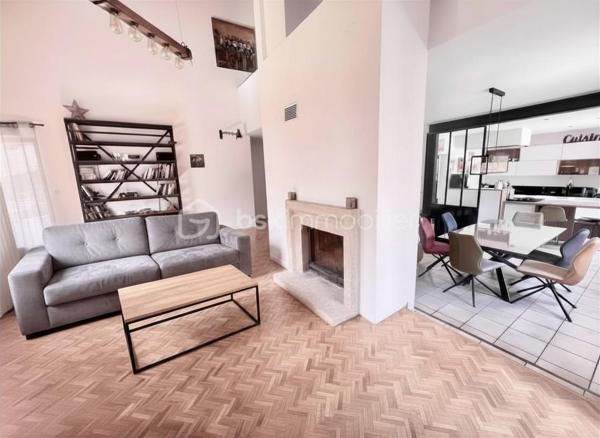 Amoureux des lieux atypiques, cette maison est faite pour vous.
Découvrez cette maison d’architecte de 191 m² habitables, offrant 7 pièces aux volumes généreux et aux espaces de vie chaleureux et lumineux, 
le tout implanté sur un terrain de 1 523 m². 
Elle se situe dans un secteur recherché, à proximité des commerces et des stations de ski de la Maurienne.
Exposée plein sud, cette propriété rénovée en 2020 bénéficie d’une belle luminosité naturelle et d’une architecture intérieure originale, 
idéale pour les amateurs de biens authentiques et de caractère.
Édifiée sur deux niveaux, elle séduit dès l’entrée par son vaste hall baigné de lumière, grâce à ses grandes baies vitrées.

Au rez-de-chaussée, vous découvrirez une cuisine entièrement équipée ouverte sur le séjour, avec accès direct à la terrasse extérieure. 
Une magnifique cheminée traversante double foyer vient harmonieusement séparer le séjour du salon, apportant charme et convivialité à l’ensemble.
Le séjour, sublimé par un parquet en bois massif, renforce le caractère chaleureux et raffiné de la maison.
Ce niveau comprend également deux chambres, dont une suite parentale avec salle d’eau privative et accès à une véranda équipée d’une cuisine, 
permettant si besoin de créer un espace indépendant.
Un coin buanderie ainsi qu’un WC séparé viennent compléter ce niveau.
Les belles hauteurs sous plafond et les nombreuses ouvertures accentuent la sensation d’espace et l’atmosphère conviviale de cette propriété unique.

Un élégant escalier mène à l’étage, où vous découvrirez trois chambres confortables, de 13 à 25 m², chacune sublimée par de magnifiques poutres apparentes, 
apportant charme et authenticité.
Vous y trouverez également une salle de bains familiale avec toilettes, ainsi qu’une superbe mezzanine de 25 m², 
habillée d’un parquet massif et aménagée en second salon, surplombant la pièce de vie du rez-de-chaussée et offrant une remarquable sensation d’espace et de volume.

Les extérieurs, soigneusement aménagés, offrent un véritable espace de détente et de convivialité. 
Vous profiterez d’une grande terrasse, d’une piscine au sel chauffée par pompe à chaleur, parfaitement intégrée avec sa terrasse en composite, 
d’un jacuzzi, ainsi que d’un chalet de jardin. 
Le terrain, entièrement clos et paysager, apporte calme et intimité à l’ensemble de la propriété.

Côté dépendances, ce bien dispose également d’un double garage, de deux caves ainsi que d’un carport pouvant accueillir jusqu’à trois véhicules.
Enfin, la maison est équipée de panneaux photovoltaïques, permettant de couvrir une grande partie de la consommation électrique du logement.