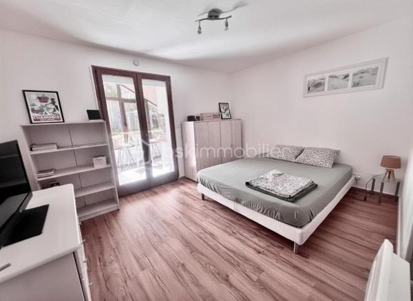 Amoureux des lieux atypiques, cette maison est faite pour vous.
Découvrez cette maison d’architecte de 191 m² habitables, offrant 7 pièces aux volumes généreux et aux espaces de vie chaleureux et lumineux, 
le tout implanté sur un terrain de 1 523 m². 
Elle se situe dans un secteur recherché, à proximité des commerces et des stations de ski de la Maurienne.
Exposée plein sud, cette propriété rénovée en 2020 bénéficie d’une belle luminosité naturelle et d’une architecture intérieure originale, 
idéale pour les amateurs de biens authentiques et de caractère.
Édifiée sur deux niveaux, elle séduit dès l’entrée par son vaste hall baigné de lumière, grâce à ses grandes baies vitrées.

Au rez-de-chaussée, vous découvrirez une cuisine entièrement équipée ouverte sur le séjour, avec accès direct à la terrasse extérieure. 
Une magnifique cheminée traversante double foyer vient harmonieusement séparer le séjour du salon, apportant charme et convivialité à l’ensemble.
Le séjour, sublimé par un parquet en bois massif, renforce le caractère chaleureux et raffiné de la maison.
Ce niveau comprend également deux chambres, dont une suite parentale avec salle d’eau privative et accès à une véranda équipée d’une cuisine, 
permettant si besoin de créer un espace indépendant.
Un coin buanderie ainsi qu’un WC séparé viennent compléter ce niveau.
Les belles hauteurs sous plafond et les nombreuses ouvertures accentuent la sensation d’espace et l’atmosphère conviviale de cette propriété unique.

Un élégant escalier mène à l’étage, où vous découvrirez trois chambres confortables, de 13 à 25 m², chacune sublimée par de magnifiques poutres apparentes, 
apportant charme et authenticité.
Vous y trouverez également une salle de bains familiale avec toilettes, ainsi qu’une superbe mezzanine de 25 m², 
habillée d’un parquet massif et aménagée en second salon, surplombant la pièce de vie du rez-de-chaussée et offrant une remarquable sensation d’espace et de volume.

Les extérieurs, soigneusement aménagés, offrent un véritable espace de détente et de convivialité. 
Vous profiterez d’une grande terrasse, d’une piscine au sel chauffée par pompe à chaleur, parfaitement intégrée avec sa terrasse en composite, 
d’un jacuzzi, ainsi que d’un chalet de jardin. 
Le terrain, entièrement clos et paysager, apporte calme et intimité à l’ensemble de la propriété.

Côté dépendances, ce bien dispose également d’un double garage, de deux caves ainsi que d’un carport pouvant accueillir jusqu’à trois véhicules.
Enfin, la maison est équipée de panneaux photovoltaïques, permettant de couvrir une grande partie de la consommation électrique du logement.