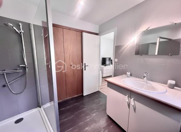 Amoureux des lieux atypiques, cette maison est faite pour vous.
Découvrez cette maison d’architecte de 191 m² habitables, offrant 7 pièces aux volumes généreux et aux espaces de vie chaleureux et lumineux, 
le tout implanté sur un terrain de 1 523 m². 
Elle se situe dans un secteur recherché, à proximité des commerces et des stations de ski de la Maurienne.
Exposée plein sud, cette propriété rénovée en 2020 bénéficie d’une belle luminosité naturelle et d’une architecture intérieure originale, 
idéale pour les amateurs de biens authentiques et de caractère.
Édifiée sur deux niveaux, elle séduit dès l’entrée par son vaste hall baigné de lumière, grâce à ses grandes baies vitrées.

Au rez-de-chaussée, vous découvrirez une cuisine entièrement équipée ouverte sur le séjour, avec accès direct à la terrasse extérieure. 
Une magnifique cheminée traversante double foyer vient harmonieusement séparer le séjour du salon, apportant charme et convivialité à l’ensemble.
Le séjour, sublimé par un parquet en bois massif, renforce le caractère chaleureux et raffiné de la maison.
Ce niveau comprend également deux chambres, dont une suite parentale avec salle d’eau privative et accès à une véranda équipée d’une cuisine, 
permettant si besoin de créer un espace indépendant.
Un coin buanderie ainsi qu’un WC séparé viennent compléter ce niveau.
Les belles hauteurs sous plafond et les nombreuses ouvertures accentuent la sensation d’espace et l’atmosphère conviviale de cette propriété unique.

Un élégant escalier mène à l’étage, où vous découvrirez trois chambres confortables, de 13 à 25 m², chacune sublimée par de magnifiques poutres apparentes, 
apportant charme et authenticité.
Vous y trouverez également une salle de bains familiale avec toilettes, ainsi qu’une superbe mezzanine de 25 m², 
habillée d’un parquet massif et aménagée en second salon, surplombant la pièce de vie du rez-de-chaussée et offrant une remarquable sensation d’espace et de volume.

Les extérieurs, soigneusement aménagés, offrent un véritable espace de détente et de convivialité. 
Vous profiterez d’une grande terrasse, d’une piscine au sel chauffée par pompe à chaleur, parfaitement intégrée avec sa terrasse en composite, 
d’un jacuzzi, ainsi que d’un chalet de jardin. 
Le terrain, entièrement clos et paysager, apporte calme et intimité à l’ensemble de la propriété.

Côté dépendances, ce bien dispose également d’un double garage, de deux caves ainsi que d’un carport pouvant accueillir jusqu’à trois véhicules.
Enfin, la maison est équipée de panneaux photovoltaïques, permettant de couvrir une grande partie de la consommation électrique du logement.