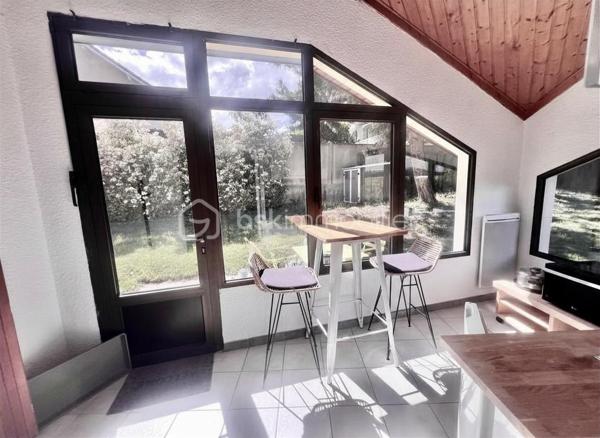 Amoureux des lieux atypiques, cette maison est faite pour vous.
Découvrez cette maison d’architecte de 191 m² habitables, offrant 7 pièces aux volumes généreux et aux espaces de vie chaleureux et lumineux, 
le tout implanté sur un terrain de 1 523 m². 
Elle se situe dans un secteur recherché, à proximité des commerces et des stations de ski de la Maurienne.
Exposée plein sud, cette propriété rénovée en 2020 bénéficie d’une belle luminosité naturelle et d’une architecture intérieure originale, 
idéale pour les amateurs de biens authentiques et de caractère.
Édifiée sur deux niveaux, elle séduit dès l’entrée par son vaste hall baigné de lumière, grâce à ses grandes baies vitrées.

Au rez-de-chaussée, vous découvrirez une cuisine entièrement équipée ouverte sur le séjour, avec accès direct à la terrasse extérieure. 
Une magnifique cheminée traversante double foyer vient harmonieusement séparer le séjour du salon, apportant charme et convivialité à l’ensemble.
Le séjour, sublimé par un parquet en bois massif, renforce le caractère chaleureux et raffiné de la maison.
Ce niveau comprend également deux chambres, dont une suite parentale avec salle d’eau privative et accès à une véranda équipée d’une cuisine, 
permettant si besoin de créer un espace indépendant.
Un coin buanderie ainsi qu’un WC séparé viennent compléter ce niveau.
Les belles hauteurs sous plafond et les nombreuses ouvertures accentuent la sensation d’espace et l’atmosphère conviviale de cette propriété unique.

Un élégant escalier mène à l’étage, où vous découvrirez trois chambres confortables, de 13 à 25 m², chacune sublimée par de magnifiques poutres apparentes, 
apportant charme et authenticité.
Vous y trouverez également une salle de bains familiale avec toilettes, ainsi qu’une superbe mezzanine de 25 m², 
habillée d’un parquet massif et aménagée en second salon, surplombant la pièce de vie du rez-de-chaussée et offrant une remarquable sensation d’espace et de volume.

Les extérieurs, soigneusement aménagés, offrent un véritable espace de détente et de convivialité. 
Vous profiterez d’une grande terrasse, d’une piscine au sel chauffée par pompe à chaleur, parfaitement intégrée avec sa terrasse en composite, 
d’un jacuzzi, ainsi que d’un chalet de jardin. 
Le terrain, entièrement clos et paysager, apporte calme et intimité à l’ensemble de la propriété.

Côté dépendances, ce bien dispose également d’un double garage, de deux caves ainsi que d’un carport pouvant accueillir jusqu’à trois véhicules.
Enfin, la maison est équipée de panneaux photovoltaïques, permettant de couvrir une grande partie de la consommation électrique du logement.