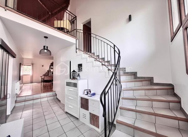 Amoureux des lieux atypiques, cette maison est faite pour vous.
Découvrez cette maison d’architecte de 191 m² habitables, offrant 7 pièces aux volumes généreux et aux espaces de vie chaleureux et lumineux, 
le tout implanté sur un terrain de 1 523 m². 
Elle se situe dans un secteur recherché, à proximité des commerces et des stations de ski de la Maurienne.
Exposée plein sud, cette propriété rénovée en 2020 bénéficie d’une belle luminosité naturelle et d’une architecture intérieure originale, 
idéale pour les amateurs de biens authentiques et de caractère.
Édifiée sur deux niveaux, elle séduit dès l’entrée par son vaste hall baigné de lumière, grâce à ses grandes baies vitrées.

Au rez-de-chaussée, vous découvrirez une cuisine entièrement équipée ouverte sur le séjour, avec accès direct à la terrasse extérieure. 
Une magnifique cheminée traversante double foyer vient harmonieusement séparer le séjour du salon, apportant charme et convivialité à l’ensemble.
Le séjour, sublimé par un parquet en bois massif, renforce le caractère chaleureux et raffiné de la maison.
Ce niveau comprend également deux chambres, dont une suite parentale avec salle d’eau privative et accès à une véranda équipée d’une cuisine, 
permettant si besoin de créer un espace indépendant.
Un coin buanderie ainsi qu’un WC séparé viennent compléter ce niveau.
Les belles hauteurs sous plafond et les nombreuses ouvertures accentuent la sensation d’espace et l’atmosphère conviviale de cette propriété unique.

Un élégant escalier mène à l’étage, où vous découvrirez trois chambres confortables, de 13 à 25 m², chacune sublimée par de magnifiques poutres apparentes, 
apportant charme et authenticité.
Vous y trouverez également une salle de bains familiale avec toilettes, ainsi qu’une superbe mezzanine de 25 m², 
habillée d’un parquet massif et aménagée en second salon, surplombant la pièce de vie du rez-de-chaussée et offrant une remarquable sensation d’espace et de volume.

Les extérieurs, soigneusement aménagés, offrent un véritable espace de détente et de convivialité. 
Vous profiterez d’une grande terrasse, d’une piscine au sel chauffée par pompe à chaleur, parfaitement intégrée avec sa terrasse en composite, 
d’un jacuzzi, ainsi que d’un chalet de jardin. 
Le terrain, entièrement clos et paysager, apporte calme et intimité à l’ensemble de la propriété.

Côté dépendances, ce bien dispose également d’un double garage, de deux caves ainsi que d’un carport pouvant accueillir jusqu’à trois véhicules.
Enfin, la maison est équipée de panneaux photovoltaïques, permettant de couvrir une grande partie de la consommation électrique du logement.