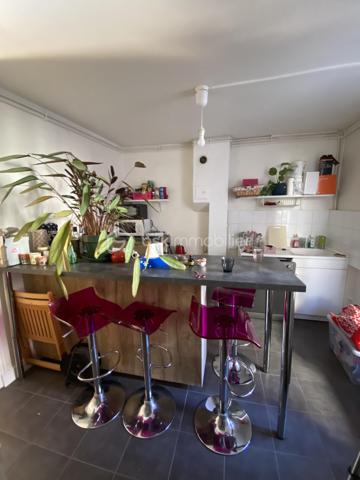 En exclusivité, à 5 minutes à pied du métro Charpennes, dans une rue calme et peu passante, venez découvrir cet appartement de type 1 bis de 35,50 m2 lumineux et traversant situé au 1er étage sur 3 sans ascenseur dans une petite copropriété de 4 lots avec très peu de charges et sécurisée.
Rénové récemment, cet appartement est traversant et donne sur un petit balcon. 
Il est composé : 
- d'une entrée de 2,06m2
- d'une jolie cuisine 10,31m2
- d'une pièce de vie  19,20m2
- d'une salle de bain de 3m2 
- d'un WC 

Côté prestations: 
- fenêtres double vitrage PVC avec volets persienne 
- radiateur électrique 
- loyer actuel: 530€ + 40€ de charges (eau comprise) 

Bien rare sur le secteur en très bon état , à visiter sans tarder!