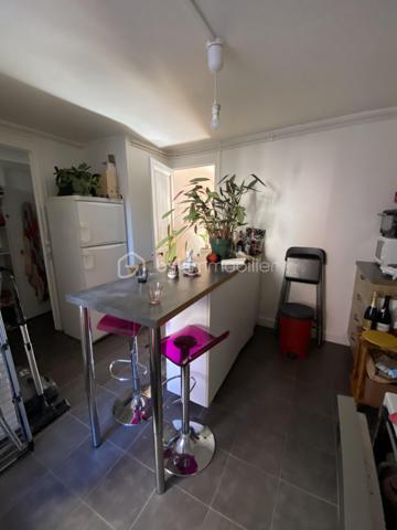 En exclusivité, à 5 minutes à pied du métro Charpennes, dans une rue calme et peu passante, venez découvrir cet appartement de type 1 bis de 35,50 m2 lumineux et traversant situé au 1er étage sur 3 sans ascenseur dans une petite copropriété de 4 lots avec très peu de charges et sécurisée.
Rénové récemment, cet appartement est traversant et donne sur un petit balcon. 
Il est composé : 
- d'une entrée de 2,06m2
- d'une jolie cuisine 10,31m2
- d'une pièce de vie  19,20m2
- d'une salle de bain de 3m2 
- d'un WC 

Côté prestations: 
- fenêtres double vitrage PVC avec volets persienne 
- radiateur électrique 
- loyer actuel: 530€ + 40€ de charges (eau comprise) 

Bien rare sur le secteur en très bon état , à visiter sans tarder!