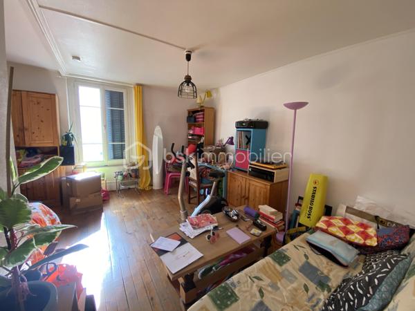 En exclusivité, à 5 minutes à pied du métro Charpennes, dans une rue calme et peu passante, venez découvrir cet appartement de type 1 bis de 35,50 m2 lumineux et traversant situé au 1er étage sur 3 sans ascenseur dans une petite copropriété de 4 lots avec très peu de charges et sécurisée.
Rénové récemment, cet appartement est traversant et donne sur un petit balcon. 
Il est composé : 
- d'une entrée de 2,06m2
- d'une jolie cuisine 10,31m2
- d'une pièce de vie  19,20m2
- d'une salle de bain de 3m2 
- d'un WC 

Côté prestations: 
- fenêtres double vitrage PVC avec volets persienne 
- radiateur électrique 
- loyer actuel: 530€ + 40€ de charges (eau comprise) 

Bien rare sur le secteur en très bon état , à visiter sans tarder!