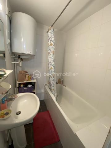 En exclusivité, à 5 minutes à pied du métro Charpennes, dans une rue calme et peu passante, venez découvrir cet appartement de type 1 bis de 35,50 m2 lumineux et traversant situé au 1er étage sur 3 sans ascenseur dans une petite copropriété de 4 lots avec très peu de charges et sécurisée.
Rénové récemment, cet appartement est traversant et donne sur un petit balcon. 
Il est composé : 
- d'une entrée de 2,06m2
- d'une jolie cuisine 10,31m2
- d'une pièce de vie  19,20m2
- d'une salle de bain de 3m2 
- d'un WC 

Côté prestations: 
- fenêtres double vitrage PVC avec volets persienne 
- radiateur électrique 
- loyer actuel: 530€ + 40€ de charges (eau comprise) 

Bien rare sur le secteur en très bon état , à visiter sans tarder!