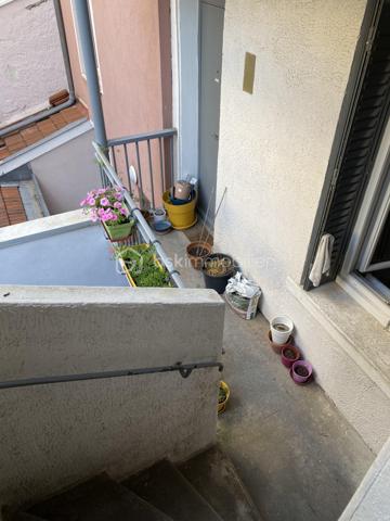 En exclusivité, à 5 minutes à pied du métro Charpennes, dans une rue calme et peu passante, venez découvrir cet appartement de type 1 bis de 35,50 m2 lumineux et traversant situé au 1er étage sur 3 sans ascenseur dans une petite copropriété de 4 lots avec très peu de charges et sécurisée.
Rénové récemment, cet appartement est traversant et donne sur un petit balcon. 
Il est composé : 
- d'une entrée de 2,06m2
- d'une jolie cuisine 10,31m2
- d'une pièce de vie  19,20m2
- d'une salle de bain de 3m2 
- d'un WC 

Côté prestations: 
- fenêtres double vitrage PVC avec volets persienne 
- radiateur électrique 
- loyer actuel: 530€ + 40€ de charges (eau comprise) 

Bien rare sur le secteur en très bon état , à visiter sans tarder!