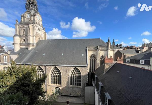 Nantes hyper centre, Bouffay, au calme, T2 de charme au 4ème et dernier étage avec grenier.
