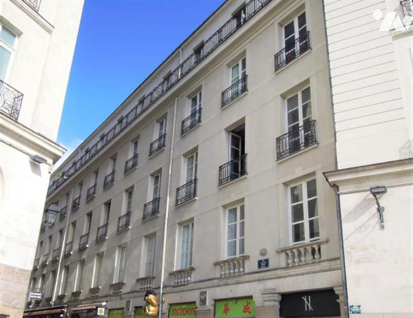 Nantes hyper centre, Bouffay, au calme, T2 de charme au 4ème et dernier étage avec grenier.