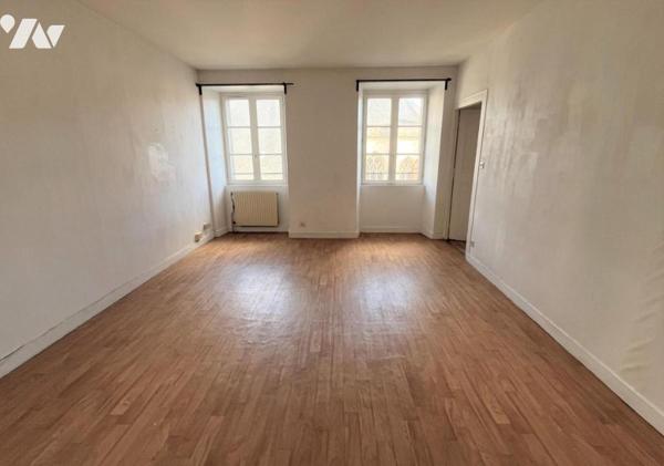 Nantes hyper centre, Bouffay, au calme, T2 de charme au 4ème et dernier étage avec grenier.