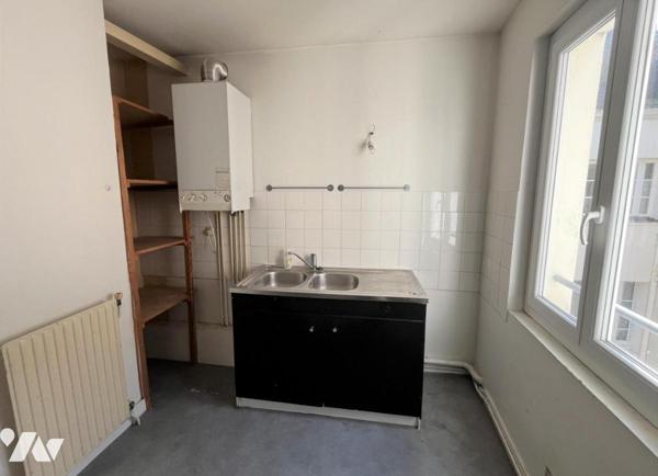 Nantes hyper centre, Bouffay, au calme, T2 de charme au 4ème et dernier étage avec grenier.