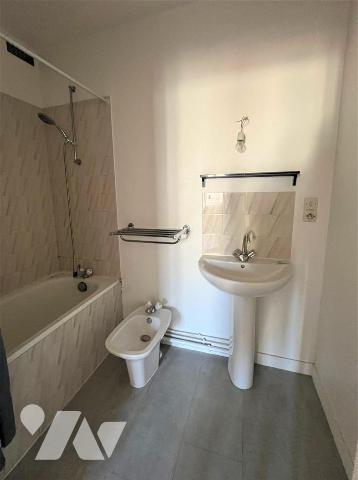 Nantes hyper centre, Bouffay, au calme, T2 de charme au 4ème et dernier étage avec grenier.