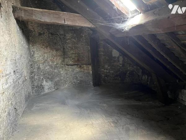 Nantes hyper centre, Bouffay, au calme, T2 de charme au 4ème et dernier étage avec grenier.