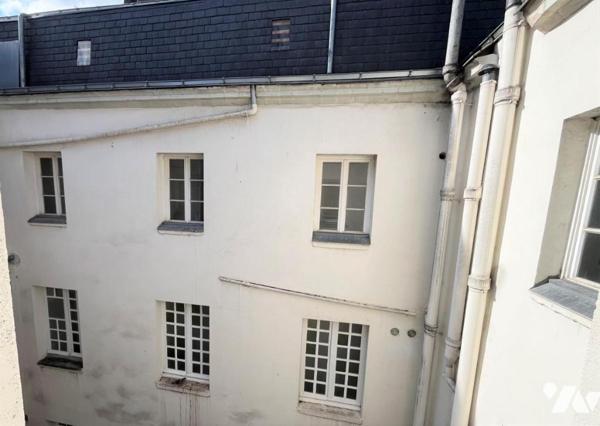 Nantes hyper centre, Bouffay, au calme, T2 de charme au 4ème et dernier étage avec grenier.