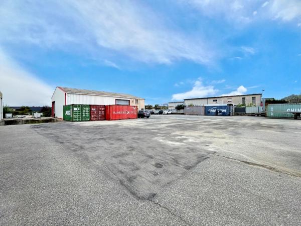 Local commercial avec bureaux et deux hangars sur 4111 m² de terrain