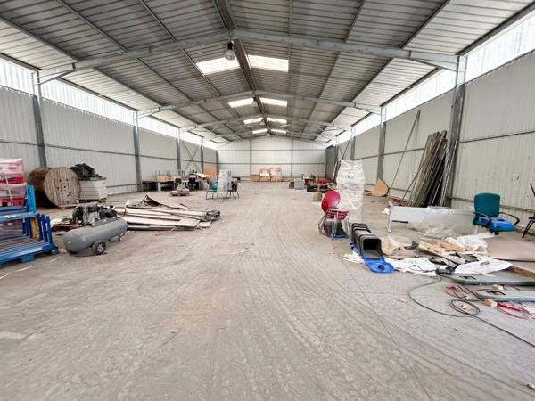 Local commercial avec bureaux et deux hangars sur 4111 m² de terrain