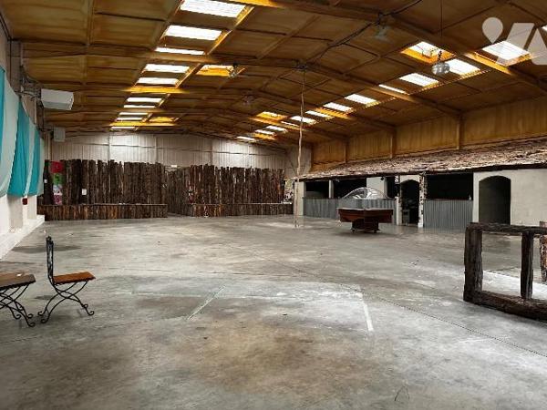 Local commercial ou industriel (ancien restaurant) idéalement situé dans la zone d'Avoine.
Le ...