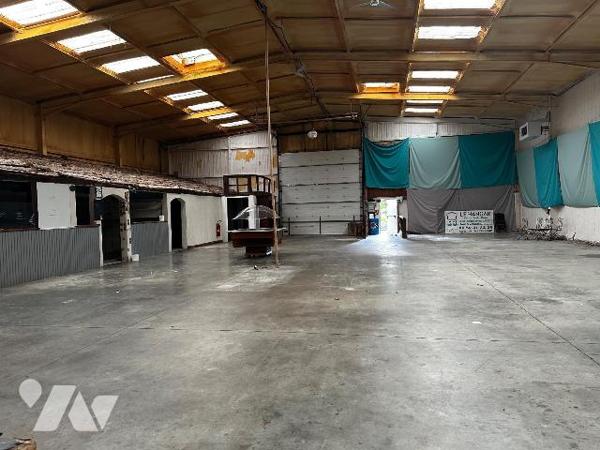 Local commercial ou industriel (ancien restaurant) idéalement situé dans la zone d'Avoine.
Le ...