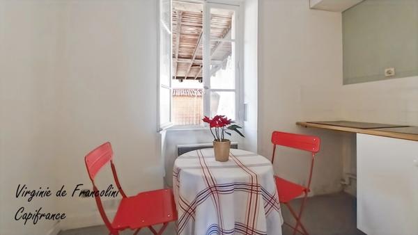 Quartier Mairie - A 3 mn à pied métro Mairie de Montreuil (L9)-A vendre Appartement T1-Traversant -Bien agencé- Calme