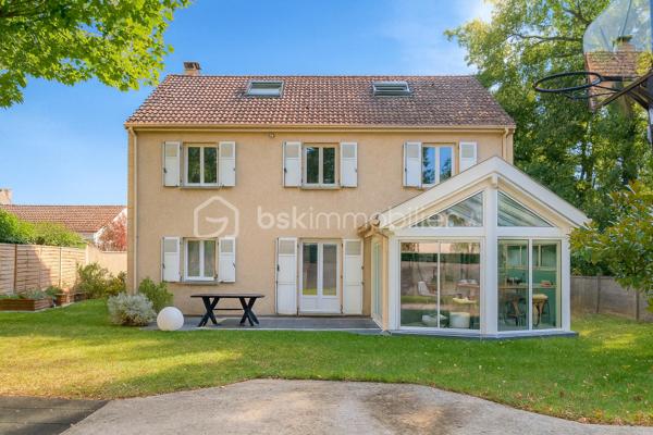 Rebecca Sebarg – BSK Immobilier a le plaisir de vous présenter cette spacieuse maison familiale, idéalement située dans un quartier recherché, à proximité des écoles, commerces et transports, et à seulement 25 minutes de Paris Gare de Lyon en RER D.

Construite en 2002 sur un terrain de 923 m², cette maison offre une surface habitable de 201 m² (loi Carrez) et bénéficie d’un sous-sol total.(320m2 au sol!)

Au rez-de-chaussée, une belle entrée dessert un vaste double séjour traversant d’environ 50 m², lumineux et chaleureux grâce à sa cheminée avec insert. Celui-ci donne directement accès à deux terrasses, permettant de profiter pleinement du jardin à toute heure de la journée. 
La cuisine moderne et entièrement équipée, rénovée en 2013, s’étend sur environ 30 m² et dispose elle aussi d’un accès direct à la terrasse grâce à sa véranda. 
Une chambre et des toilettes séparées complètent ce niveau, idéal pour une vie de plain-pied ou pour recevoir des invités.

Au premier étage, vous trouverez trois chambres spacieuses avec placards intégrés, dont une suite parentale avec dressing et salle d’eau privative, ainsi qu’un bureau, une salle de bain familiale et des toilettes séparées.

Le deuxième étage est dédié à une grande suite parentale offrant un confort exceptionnel, avec un espace nuit équipé d’une baignoire balnéo intégrée dans la chambre, un grand dressing et une salle d’eau indépendante NEUVE avec douche et WC.

Le sous-sol total comprend un garage avec portail électrique, une salle de jeux, une salle de sport, une buanderie, une cave à vin et une chaufferie, offrant ainsi de nombreux espaces pratiques et fonctionnels.

À l’extérieur, vous profiterez d’un jardin arboré avec plusieurs terrasses, idéal pour se détendre ou recevoir, ainsi que de la possibilité de stationner plusieurs véhicules sur le terrain.

Atouts majeurs :
    •    Pompe à chaleur avec plancher chauffant et RAFRAICHISSANT!.
    •    Double vitrage et excellente isolation (DPE en B, rare sur le marché !)
    •    Cheminée avec insert.
    •    Cuisine moderne et fonctionnelle.
    •    Salle d’eau neuve au 2e étage!
    •    Maison parfaitement entretenue!