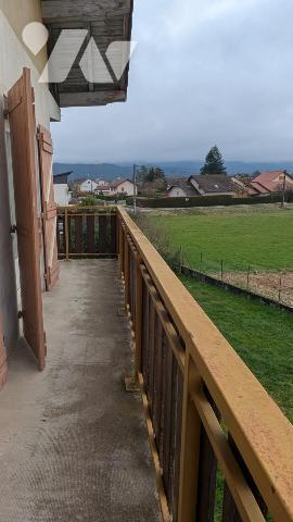 Appartement de type 3 p + cuisine situé au 1er étage avec place de stationnement couverte et cave 