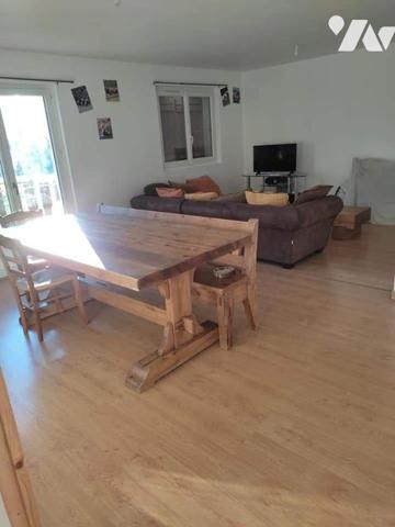 Appartement de type 3 p + cuisine situé au 1er étage avec place de stationnement couverte et cave 