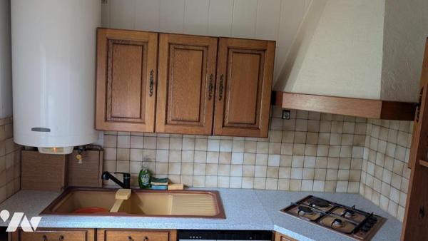 Appartement de type 3 p + cuisine situé au 1er étage avec place de stationnement couverte et cave 