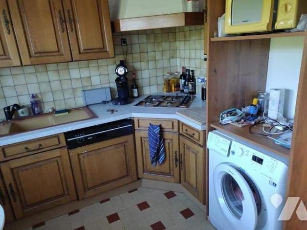 Appartement de type 3 p + cuisine situé au 1er étage avec place de stationnement couverte et cave 