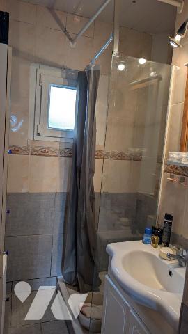 Appartement de type 3 p + cuisine situé au 1er étage avec place de stationnement couverte et cave 