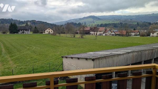 Appartement de type 3 p + cuisine situé au 1er étage avec place de stationnement couverte et cave 