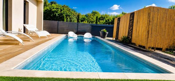 Entre , découvrez cette villa de 130 m² offrant 3 chambres, une piscine et une autonomie énergétique totale grâce à ses panneaux solaires.