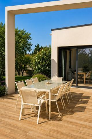 Entre , découvrez cette villa de 130 m² offrant 3 chambres, une piscine et une autonomie énergétique totale grâce à ses panneaux solaires.