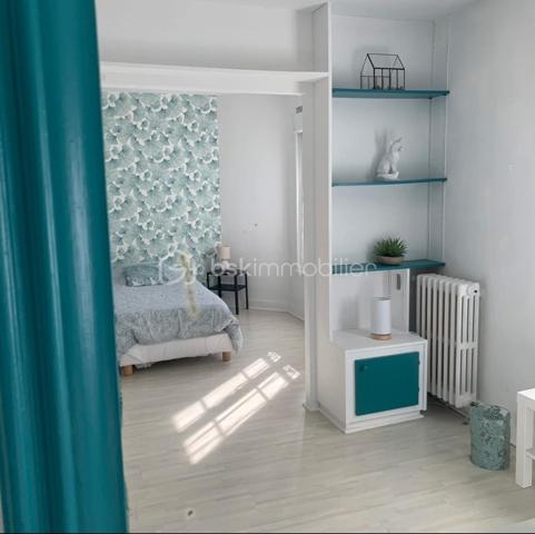 XXXXXSOUS OFFREXXXXX

Située au cœur d’un charmant village normand, proche de Verneuil Sur Avre, cette maison de ville atypique d’environ 250 m² séduira les amoureux d’authenticité, de calme et de beaux volumes.
Actuellement exploitée en gîte, cette propriété offre de nombreuses possibilités : reprise d’activité pour investisseur, résidence principale ou secondaire idéale pour une famille en quête d’un cadre de vie paisible et verdoyant.
Rénovée avec goût, elle allie le charme de l’ancien et le confort moderne.
 Dès l’entrée, vous découvrirez des espaces de vie chaleureux, composés de deux salons, l'un d'entre eux disposant d'une cheminée, ainsi qu’une magnifique cuisine aménagée et équipée de près de 60 m², véritable pièce maîtresse de la maison, baignée de lumière et ouverte sur l’extérieur.Une arrière-cuisine complète ce niveau pour encore plus de praticité.
L’espace nuit, réparti sur deux étages, propose au premier, 4 belles chambres, une salle d’eau et une salle de bain.
Mais cette maison réserve encore de belles surprises avec une superbe salle de jeux aux poutres apparentes ainsi qu’une 5ᵉ chambre mansardée au charme cocooning et intimiste. 
Côté extérieur, vous profiterez d’un agréable jardin clos et joliment arboré, parfait pour les moments de détente, ainsi que d’une magnifique terrasse idéale pour les repas en famille ou entre amis pour les soirées d’été.
Un bien de caractère rare sur le secteur, offrant charme, authenticité et douceur de vivre au cœur de la Normandie.
Ne tardez pas à venir visiter cette maison de village qui n'attends que vous !
N'hésitez pas à me contacter pour plus de renseignements ( rapport locatif .....)