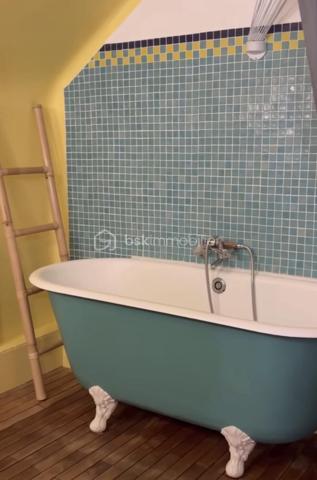 XXXXXSOUS OFFREXXXXX

Située au cœur d’un charmant village normand, proche de Verneuil Sur Avre, cette maison de ville atypique d’environ 250 m² séduira les amoureux d’authenticité, de calme et de beaux volumes.
Actuellement exploitée en gîte, cette propriété offre de nombreuses possibilités : reprise d’activité pour investisseur, résidence principale ou secondaire idéale pour une famille en quête d’un cadre de vie paisible et verdoyant.
Rénovée avec goût, elle allie le charme de l’ancien et le confort moderne.
 Dès l’entrée, vous découvrirez des espaces de vie chaleureux, composés de deux salons, l'un d'entre eux disposant d'une cheminée, ainsi qu’une magnifique cuisine aménagée et équipée de près de 60 m², véritable pièce maîtresse de la maison, baignée de lumière et ouverte sur l’extérieur.Une arrière-cuisine complète ce niveau pour encore plus de praticité.
L’espace nuit, réparti sur deux étages, propose au premier, 4 belles chambres, une salle d’eau et une salle de bain.
Mais cette maison réserve encore de belles surprises avec une superbe salle de jeux aux poutres apparentes ainsi qu’une 5ᵉ chambre mansardée au charme cocooning et intimiste. 
Côté extérieur, vous profiterez d’un agréable jardin clos et joliment arboré, parfait pour les moments de détente, ainsi que d’une magnifique terrasse idéale pour les repas en famille ou entre amis pour les soirées d’été.
Un bien de caractère rare sur le secteur, offrant charme, authenticité et douceur de vivre au cœur de la Normandie.
Ne tardez pas à venir visiter cette maison de village qui n'attends que vous !
N'hésitez pas à me contacter pour plus de renseignements ( rapport locatif .....)