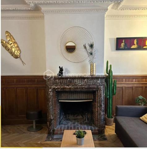 XXXXXSOUS OFFREXXXXX

Située au cœur d’un charmant village normand, proche de Verneuil Sur Avre, cette maison de ville atypique d’environ 250 m² séduira les amoureux d’authenticité, de calme et de beaux volumes.
Actuellement exploitée en gîte, cette propriété offre de nombreuses possibilités : reprise d’activité pour investisseur, résidence principale ou secondaire idéale pour une famille en quête d’un cadre de vie paisible et verdoyant.
Rénovée avec goût, elle allie le charme de l’ancien et le confort moderne.
 Dès l’entrée, vous découvrirez des espaces de vie chaleureux, composés de deux salons, l'un d'entre eux disposant d'une cheminée, ainsi qu’une magnifique cuisine aménagée et équipée de près de 60 m², véritable pièce maîtresse de la maison, baignée de lumière et ouverte sur l’extérieur.Une arrière-cuisine complète ce niveau pour encore plus de praticité.
L’espace nuit, réparti sur deux étages, propose au premier, 4 belles chambres, une salle d’eau et une salle de bain.
Mais cette maison réserve encore de belles surprises avec une superbe salle de jeux aux poutres apparentes ainsi qu’une 5ᵉ chambre mansardée au charme cocooning et intimiste. 
Côté extérieur, vous profiterez d’un agréable jardin clos et joliment arboré, parfait pour les moments de détente, ainsi que d’une magnifique terrasse idéale pour les repas en famille ou entre amis pour les soirées d’été.
Un bien de caractère rare sur le secteur, offrant charme, authenticité et douceur de vivre au cœur de la Normandie.
Ne tardez pas à venir visiter cette maison de village qui n'attends que vous !
N'hésitez pas à me contacter pour plus de renseignements ( rapport locatif .....)