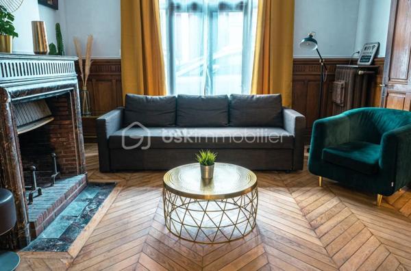 XXXXXSOUS OFFREXXXXX

Située au cœur d’un charmant village normand, proche de Verneuil Sur Avre, cette maison de ville atypique d’environ 250 m² séduira les amoureux d’authenticité, de calme et de beaux volumes.
Actuellement exploitée en gîte, cette propriété offre de nombreuses possibilités : reprise d’activité pour investisseur, résidence principale ou secondaire idéale pour une famille en quête d’un cadre de vie paisible et verdoyant.
Rénovée avec goût, elle allie le charme de l’ancien et le confort moderne.
 Dès l’entrée, vous découvrirez des espaces de vie chaleureux, composés de deux salons, l'un d'entre eux disposant d'une cheminée, ainsi qu’une magnifique cuisine aménagée et équipée de près de 60 m², véritable pièce maîtresse de la maison, baignée de lumière et ouverte sur l’extérieur.Une arrière-cuisine complète ce niveau pour encore plus de praticité.
L’espace nuit, réparti sur deux étages, propose au premier, 4 belles chambres, une salle d’eau et une salle de bain.
Mais cette maison réserve encore de belles surprises avec une superbe salle de jeux aux poutres apparentes ainsi qu’une 5ᵉ chambre mansardée au charme cocooning et intimiste. 
Côté extérieur, vous profiterez d’un agréable jardin clos et joliment arboré, parfait pour les moments de détente, ainsi que d’une magnifique terrasse idéale pour les repas en famille ou entre amis pour les soirées d’été.
Un bien de caractère rare sur le secteur, offrant charme, authenticité et douceur de vivre au cœur de la Normandie.
Ne tardez pas à venir visiter cette maison de village qui n'attends que vous !
N'hésitez pas à me contacter pour plus de renseignements ( rapport locatif .....)