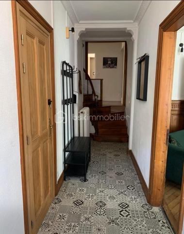 XXXXXSOUS OFFREXXXXX

Située au cœur d’un charmant village normand, proche de Verneuil Sur Avre, cette maison de ville atypique d’environ 250 m² séduira les amoureux d’authenticité, de calme et de beaux volumes.
Actuellement exploitée en gîte, cette propriété offre de nombreuses possibilités : reprise d’activité pour investisseur, résidence principale ou secondaire idéale pour une famille en quête d’un cadre de vie paisible et verdoyant.
Rénovée avec goût, elle allie le charme de l’ancien et le confort moderne.
 Dès l’entrée, vous découvrirez des espaces de vie chaleureux, composés de deux salons, l'un d'entre eux disposant d'une cheminée, ainsi qu’une magnifique cuisine aménagée et équipée de près de 60 m², véritable pièce maîtresse de la maison, baignée de lumière et ouverte sur l’extérieur.Une arrière-cuisine complète ce niveau pour encore plus de praticité.
L’espace nuit, réparti sur deux étages, propose au premier, 4 belles chambres, une salle d’eau et une salle de bain.
Mais cette maison réserve encore de belles surprises avec une superbe salle de jeux aux poutres apparentes ainsi qu’une 5ᵉ chambre mansardée au charme cocooning et intimiste. 
Côté extérieur, vous profiterez d’un agréable jardin clos et joliment arboré, parfait pour les moments de détente, ainsi que d’une magnifique terrasse idéale pour les repas en famille ou entre amis pour les soirées d’été.
Un bien de caractère rare sur le secteur, offrant charme, authenticité et douceur de vivre au cœur de la Normandie.
Ne tardez pas à venir visiter cette maison de village qui n'attends que vous !
N'hésitez pas à me contacter pour plus de renseignements ( rapport locatif .....)