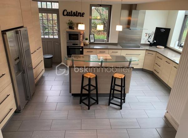 XXXXXSOUS OFFREXXXXX

Située au cœur d’un charmant village normand, proche de Verneuil Sur Avre, cette maison de ville atypique d’environ 250 m² séduira les amoureux d’authenticité, de calme et de beaux volumes.
Actuellement exploitée en gîte, cette propriété offre de nombreuses possibilités : reprise d’activité pour investisseur, résidence principale ou secondaire idéale pour une famille en quête d’un cadre de vie paisible et verdoyant.
Rénovée avec goût, elle allie le charme de l’ancien et le confort moderne.
 Dès l’entrée, vous découvrirez des espaces de vie chaleureux, composés de deux salons, l'un d'entre eux disposant d'une cheminée, ainsi qu’une magnifique cuisine aménagée et équipée de près de 60 m², véritable pièce maîtresse de la maison, baignée de lumière et ouverte sur l’extérieur.Une arrière-cuisine complète ce niveau pour encore plus de praticité.
L’espace nuit, réparti sur deux étages, propose au premier, 4 belles chambres, une salle d’eau et une salle de bain.
Mais cette maison réserve encore de belles surprises avec une superbe salle de jeux aux poutres apparentes ainsi qu’une 5ᵉ chambre mansardée au charme cocooning et intimiste. 
Côté extérieur, vous profiterez d’un agréable jardin clos et joliment arboré, parfait pour les moments de détente, ainsi que d’une magnifique terrasse idéale pour les repas en famille ou entre amis pour les soirées d’été.
Un bien de caractère rare sur le secteur, offrant charme, authenticité et douceur de vivre au cœur de la Normandie.
Ne tardez pas à venir visiter cette maison de village qui n'attends que vous !
N'hésitez pas à me contacter pour plus de renseignements ( rapport locatif .....)