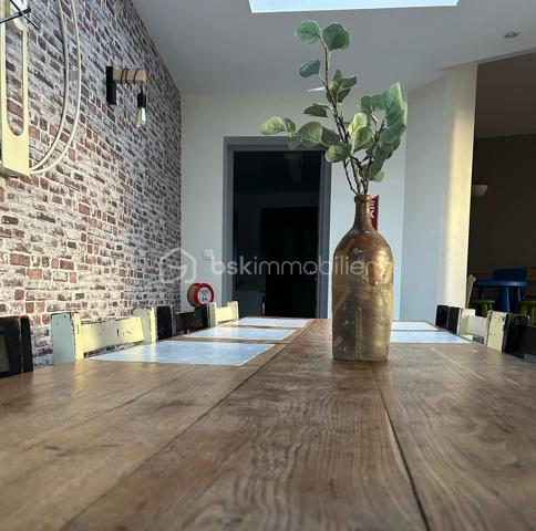 XXXXXSOUS OFFREXXXXX

Située au cœur d’un charmant village normand, proche de Verneuil Sur Avre, cette maison de ville atypique d’environ 250 m² séduira les amoureux d’authenticité, de calme et de beaux volumes.
Actuellement exploitée en gîte, cette propriété offre de nombreuses possibilités : reprise d’activité pour investisseur, résidence principale ou secondaire idéale pour une famille en quête d’un cadre de vie paisible et verdoyant.
Rénovée avec goût, elle allie le charme de l’ancien et le confort moderne.
 Dès l’entrée, vous découvrirez des espaces de vie chaleureux, composés de deux salons, l'un d'entre eux disposant d'une cheminée, ainsi qu’une magnifique cuisine aménagée et équipée de près de 60 m², véritable pièce maîtresse de la maison, baignée de lumière et ouverte sur l’extérieur.Une arrière-cuisine complète ce niveau pour encore plus de praticité.
L’espace nuit, réparti sur deux étages, propose au premier, 4 belles chambres, une salle d’eau et une salle de bain.
Mais cette maison réserve encore de belles surprises avec une superbe salle de jeux aux poutres apparentes ainsi qu’une 5ᵉ chambre mansardée au charme cocooning et intimiste. 
Côté extérieur, vous profiterez d’un agréable jardin clos et joliment arboré, parfait pour les moments de détente, ainsi que d’une magnifique terrasse idéale pour les repas en famille ou entre amis pour les soirées d’été.
Un bien de caractère rare sur le secteur, offrant charme, authenticité et douceur de vivre au cœur de la Normandie.
Ne tardez pas à venir visiter cette maison de village qui n'attends que vous !
N'hésitez pas à me contacter pour plus de renseignements ( rapport locatif .....)