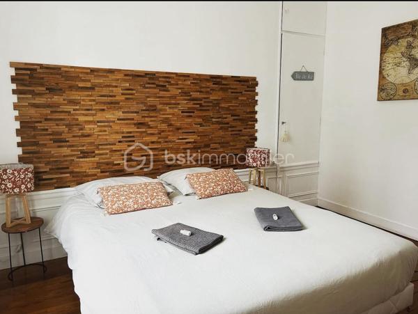 XXXXXSOUS OFFREXXXXX

Située au cœur d’un charmant village normand, proche de Verneuil Sur Avre, cette maison de ville atypique d’environ 250 m² séduira les amoureux d’authenticité, de calme et de beaux volumes.
Actuellement exploitée en gîte, cette propriété offre de nombreuses possibilités : reprise d’activité pour investisseur, résidence principale ou secondaire idéale pour une famille en quête d’un cadre de vie paisible et verdoyant.
Rénovée avec goût, elle allie le charme de l’ancien et le confort moderne.
 Dès l’entrée, vous découvrirez des espaces de vie chaleureux, composés de deux salons, l'un d'entre eux disposant d'une cheminée, ainsi qu’une magnifique cuisine aménagée et équipée de près de 60 m², véritable pièce maîtresse de la maison, baignée de lumière et ouverte sur l’extérieur.Une arrière-cuisine complète ce niveau pour encore plus de praticité.
L’espace nuit, réparti sur deux étages, propose au premier, 4 belles chambres, une salle d’eau et une salle de bain.
Mais cette maison réserve encore de belles surprises avec une superbe salle de jeux aux poutres apparentes ainsi qu’une 5ᵉ chambre mansardée au charme cocooning et intimiste. 
Côté extérieur, vous profiterez d’un agréable jardin clos et joliment arboré, parfait pour les moments de détente, ainsi que d’une magnifique terrasse idéale pour les repas en famille ou entre amis pour les soirées d’été.
Un bien de caractère rare sur le secteur, offrant charme, authenticité et douceur de vivre au cœur de la Normandie.
Ne tardez pas à venir visiter cette maison de village qui n'attends que vous !
N'hésitez pas à me contacter pour plus de renseignements ( rapport locatif .....)