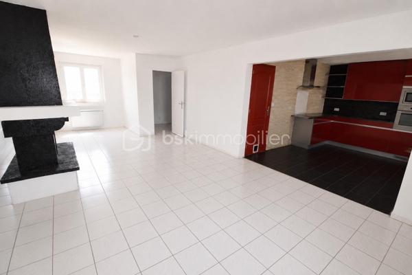 Maison mitoyenne de 102m² située sur Longueau composée au RDC d'un hall d’entrée, une chambre de plain pied avec douche. WC, grand séjour avec cheminée, cuisine ouverte entièrement équipée, véranda, terrasse, jardin, et une place de parking privative. 

À l’étage, trois chambres, une douche, WC, une pièce pouvant servir dressing ou de bureau ainsi qu'une cave.

Dalle béton à l'étage, tout à l'égout, commerces de proximité (boulangerie, magasins, écoles, pharmacie...) 
Transport en commun accessible à 2 minutes, proche de la gare de Longueau permettant de relier Paris en 1h00. 

Secteur très calme. 

Taxe foncière : 1802€