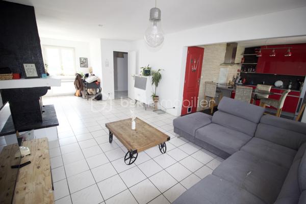 Maison mitoyenne de 102m² située sur Longueau composée au RDC d'un hall d’entrée, une chambre de plain pied avec douche. WC, grand séjour avec cheminée, cuisine ouverte entièrement équipée, véranda, terrasse, jardin, et une place de parking privative. 

À l’étage, trois chambres, une douche, WC, une pièce pouvant servir dressing ou de bureau ainsi qu'une cave.

Dalle béton à l'étage, tout à l'égout, commerces de proximité (boulangerie, magasins, écoles, pharmacie...) 
Transport en commun accessible à 2 minutes, proche de la gare de Longueau permettant de relier Paris en 1h00. 

Secteur très calme. 

Taxe foncière : 1802€