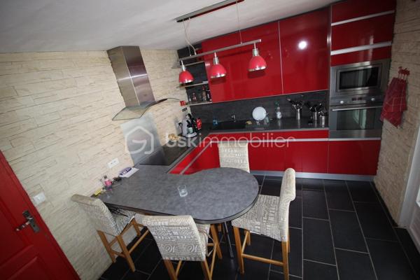 Maison mitoyenne de 102m² située sur Longueau composée au RDC d'un hall d’entrée, une chambre de plain pied avec douche. WC, grand séjour avec cheminée, cuisine ouverte entièrement équipée, véranda, terrasse, jardin, et une place de parking privative. 

À l’étage, trois chambres, une douche, WC, une pièce pouvant servir dressing ou de bureau ainsi qu'une cave.

Dalle béton à l'étage, tout à l'égout, commerces de proximité (boulangerie, magasins, écoles, pharmacie...) 
Transport en commun accessible à 2 minutes, proche de la gare de Longueau permettant de relier Paris en 1h00. 

Secteur très calme. 

Taxe foncière : 1802€