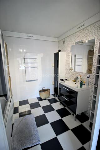 Maison mitoyenne de 102m² située sur Longueau composée au RDC d'un hall d’entrée, une chambre de plain pied avec douche. WC, grand séjour avec cheminée, cuisine ouverte entièrement équipée, véranda, terrasse, jardin, et une place de parking privative. 

À l’étage, trois chambres, une douche, WC, une pièce pouvant servir dressing ou de bureau ainsi qu'une cave.

Dalle béton à l'étage, tout à l'égout, commerces de proximité (boulangerie, magasins, écoles, pharmacie...) 
Transport en commun accessible à 2 minutes, proche de la gare de Longueau permettant de relier Paris en 1h00. 

Secteur très calme. 

Taxe foncière : 1802€