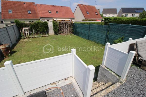 Maison mitoyenne de 102m² située sur Longueau composée au RDC d'un hall d’entrée, une chambre de plain pied avec douche. WC, grand séjour avec cheminée, cuisine ouverte entièrement équipée, véranda, terrasse, jardin, et une place de parking privative. 

À l’étage, trois chambres, une douche, WC, une pièce pouvant servir dressing ou de bureau ainsi qu'une cave.

Dalle béton à l'étage, tout à l'égout, commerces de proximité (boulangerie, magasins, écoles, pharmacie...) 
Transport en commun accessible à 2 minutes, proche de la gare de Longueau permettant de relier Paris en 1h00. 

Secteur très calme. 

Taxe foncière : 1802€