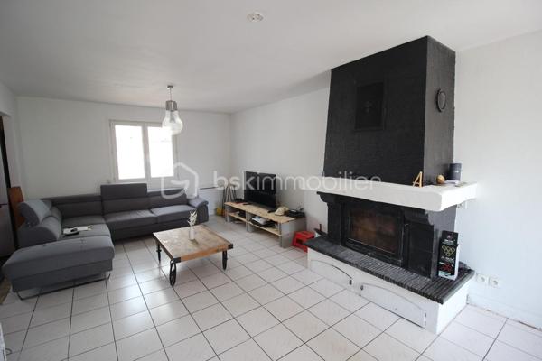 Maison mitoyenne de 102m² située sur Longueau composée au RDC d'un hall d’entrée, une chambre de plain pied avec douche. WC, grand séjour avec cheminée, cuisine ouverte entièrement équipée, véranda, terrasse, jardin, et une place de parking privative. 

À l’étage, trois chambres, une douche, WC, une pièce pouvant servir dressing ou de bureau ainsi qu'une cave.

Dalle béton à l'étage, tout à l'égout, commerces de proximité (boulangerie, magasins, écoles, pharmacie...) 
Transport en commun accessible à 2 minutes, proche de la gare de Longueau permettant de relier Paris en 1h00. 

Secteur très calme. 

Taxe foncière : 1802€