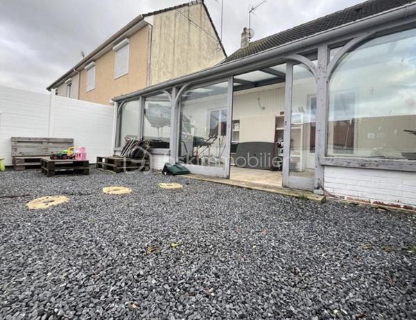 Maison mitoyenne de 102m² située sur Longueau composée au RDC d'un hall d’entrée, une chambre de plain pied avec douche. WC, grand séjour avec cheminée, cuisine ouverte entièrement équipée, véranda, terrasse, jardin, et une place de parking privative. 

À l’étage, trois chambres, une douche, WC, une pièce pouvant servir dressing ou de bureau ainsi qu'une cave.

Dalle béton à l'étage, tout à l'égout, commerces de proximité (boulangerie, magasins, écoles, pharmacie...) 
Transport en commun accessible à 2 minutes, proche de la gare de Longueau permettant de relier Paris en 1h00. 

Secteur très calme. 

Taxe foncière : 1802€